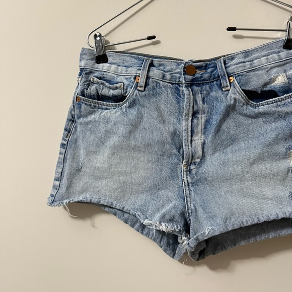 BLANKNYC High Rise Distressed Denim Light Wash Jean Shorts Size 31 - Picture 7 of 14